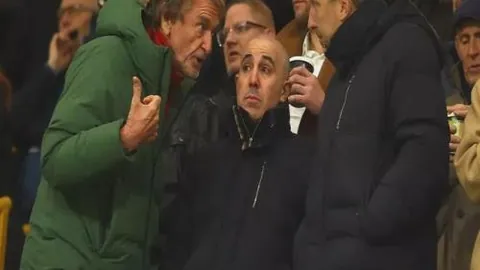 哈登遭遇膝盖顶伤及脚踝扭伤，行动受限